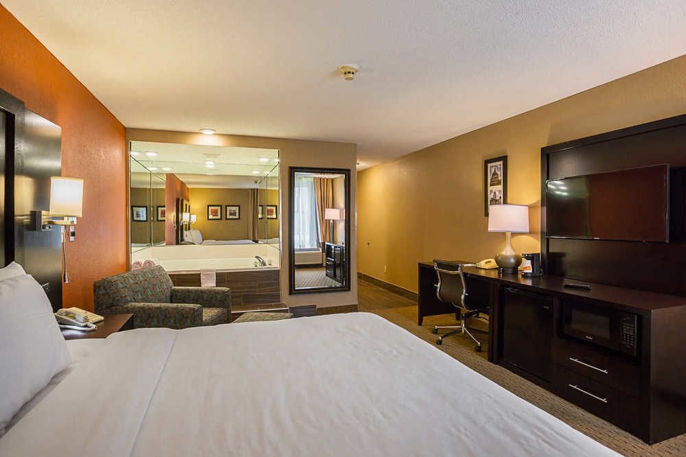 Clarion Inn & Suites Evansville Exterior photo